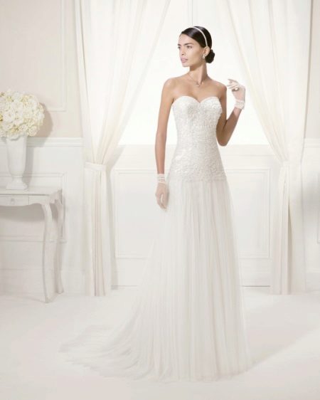 Robe de mariée avec décor perlé