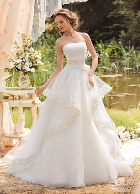 Robe de mariée classique luxuriante avec une jupe à plusieurs couches