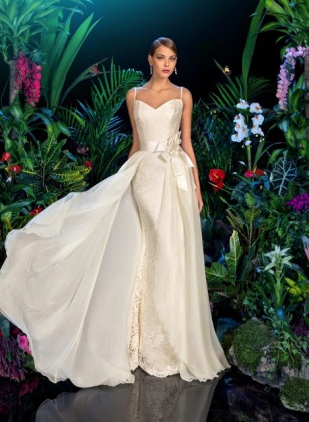 Une robe de mariée de la collection Kookla Moon Light sur les bretelles