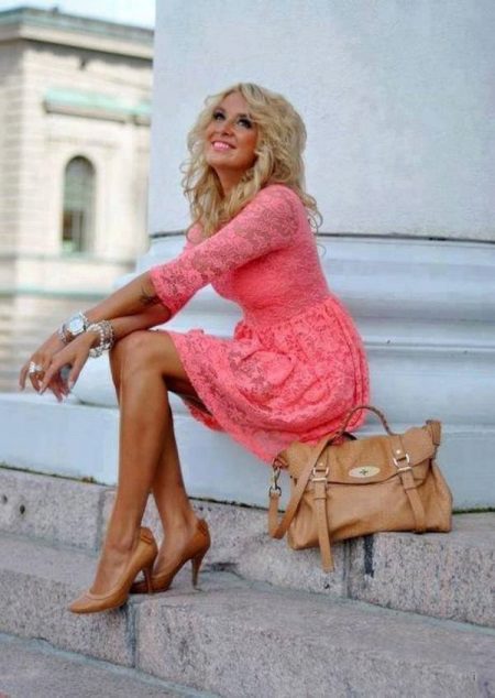 Combinaison d'une robe corail avec un sac à main marron et des chaussures