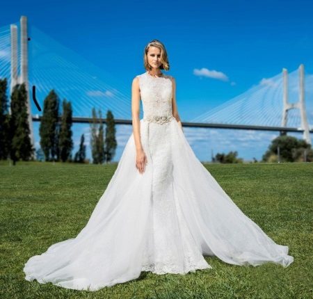 Robe de mariée avec un train amovible