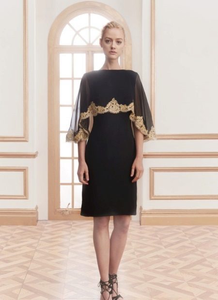 Robe de soirée courte avec une cape