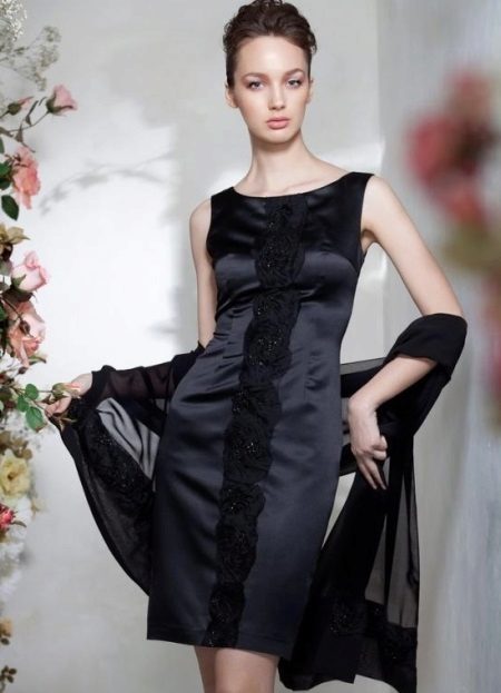 Robe de soirée courte avec une cape