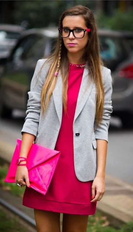 Robe fuchsia en combinaison avec du gris