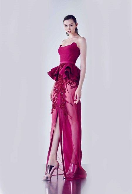 Robe fuchsia avec des sandales à talons hauts en argent