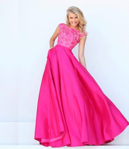 La combinaison de la robe fuchsia