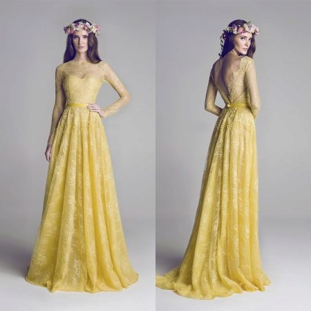 Très belle robe en dentelle moutarde
