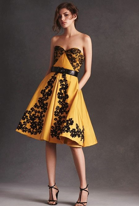 Robe moutarde avec du noir