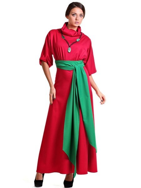 Robe pourpre avec ceinture verte et collier
