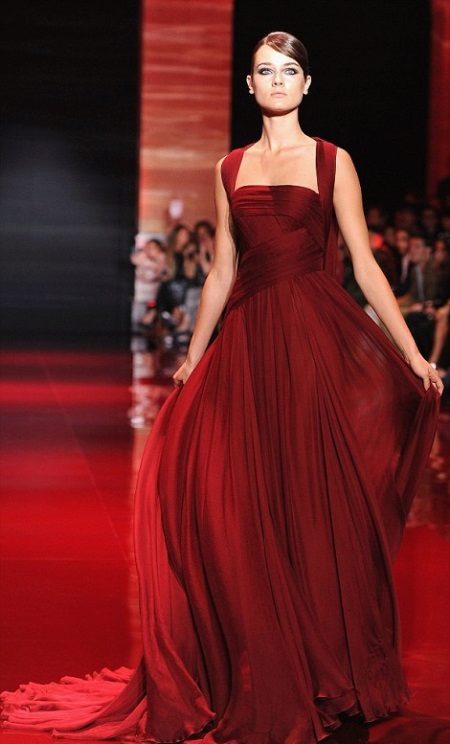 Robe écarlate pour soirée d'entreprise