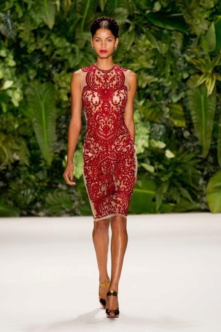 Robe pourpre avec des empiècements beiges