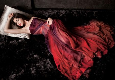 robe en mousseline rouge avec draperie