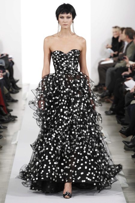 Robe en mousseline à pois de Oscar de la Renta