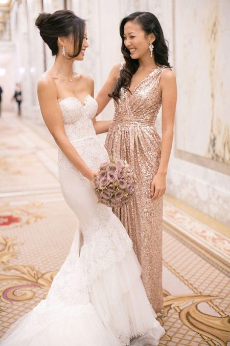 Robe en or avec col en V