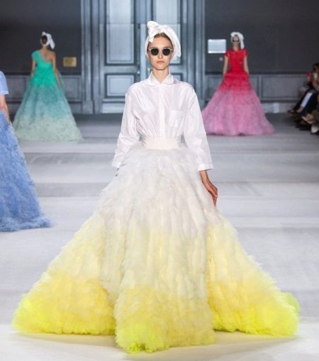 Giambattista Valli színes esküvői ruha