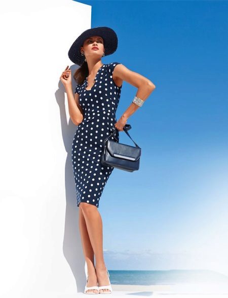 Polka dot ruha és a gyönyörű nő egy kalap