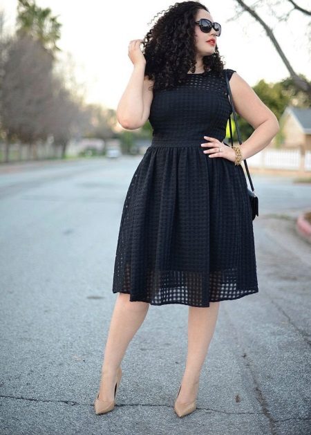 Belle robe noire de longueur moyenne pour un plein