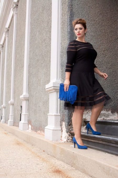 Robe noire pour une femme pleine