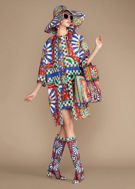 Robe de couleur avec des chaussures de couleur