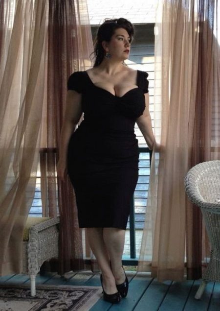Le bon style de robe pour une fille complète de petite taille.