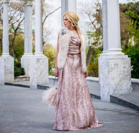 Blonde en robe de soirée