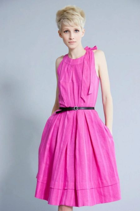 Robe rose avec ceinture noire