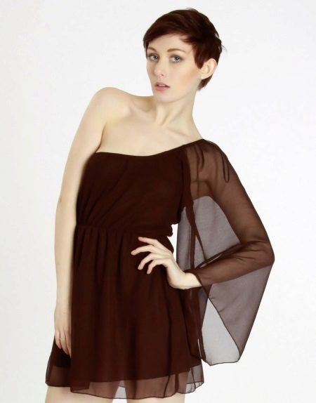 Robe marron avec une manche