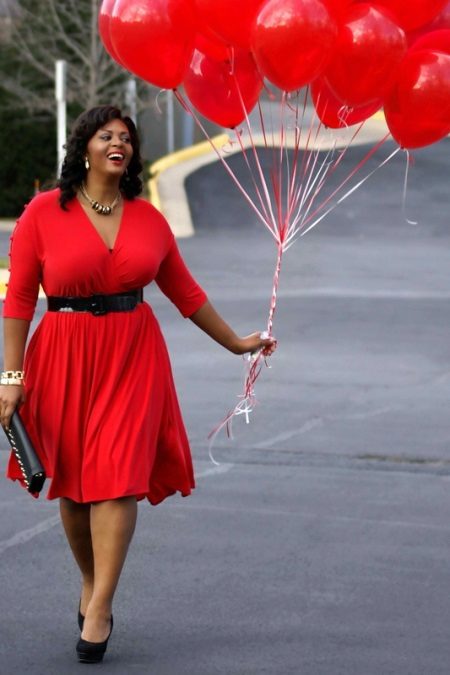 Robe rouge en combinaison avec des chaussures noires, sac à main, ceinture pour femmes obèses