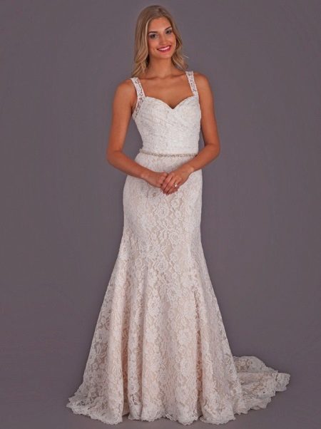 Robe longue en dentelle laiteuse