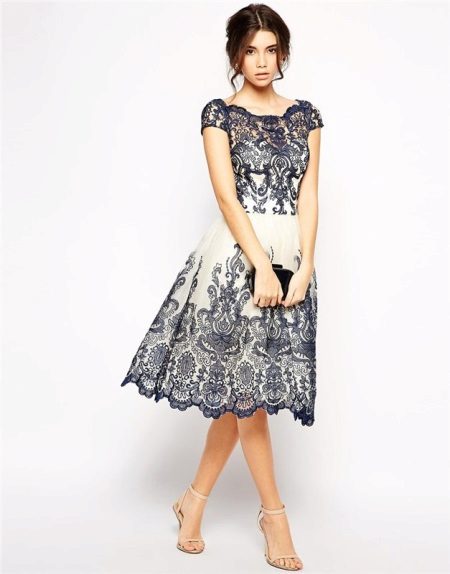 Robe de lait avec bleu foncé