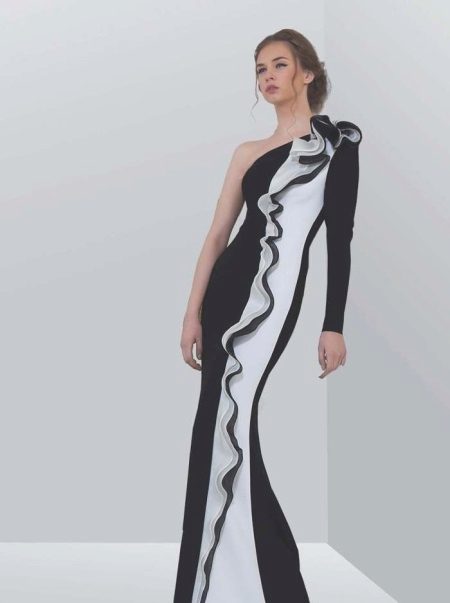 Robe noire à rayures blanches