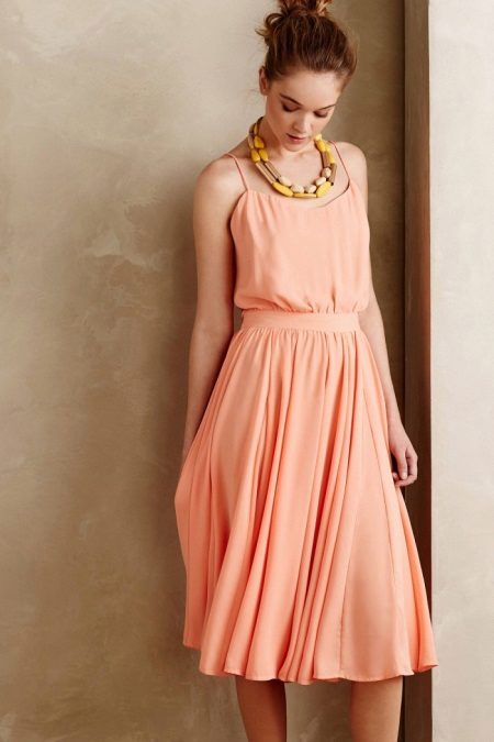 robe de pêche avec une jupe plissée