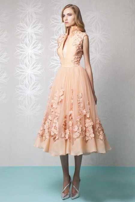 Robe pêche avec des chaussures grises