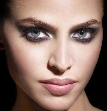 Maquillage avec des nuances d'argent sous une robe de pêche