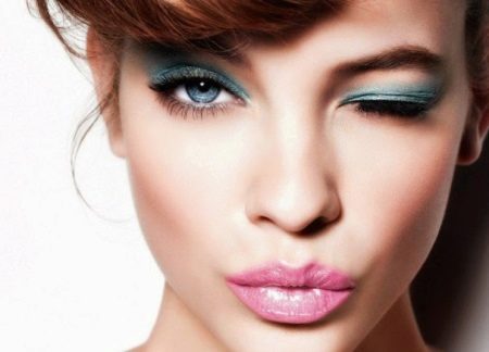 Maquillage avec du rouge à lèvres rose sous une robe de pêche