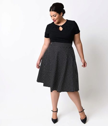 Robe noire à pois avec une taille haute pour une tenue ample