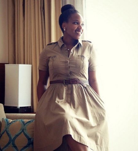 Robe safari beige avec lanière en cuir
