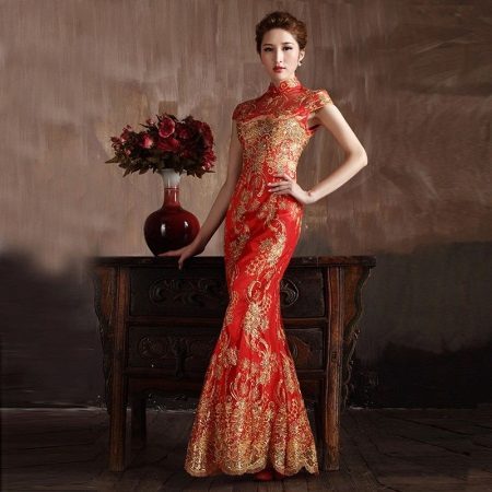 Longue et belle robe de couleur rouge dans le style chinois