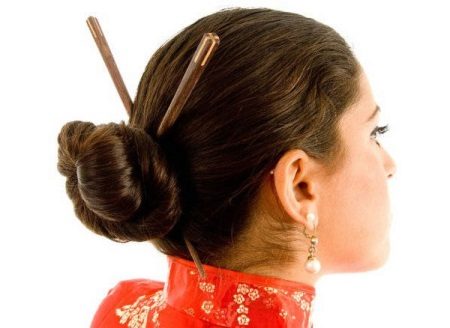 Cheveux de style chinois avec des baguettes