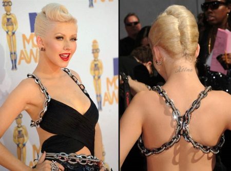 La coiffure de Christina Aguilera dans un style rockabilly