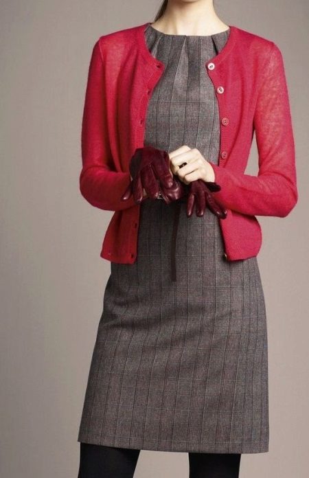 Robes dans le style d'affaires des tissus naturels