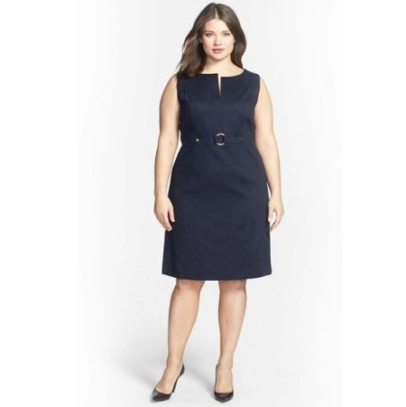 Robe noire en style business pour femme avec la figure d'une pomme