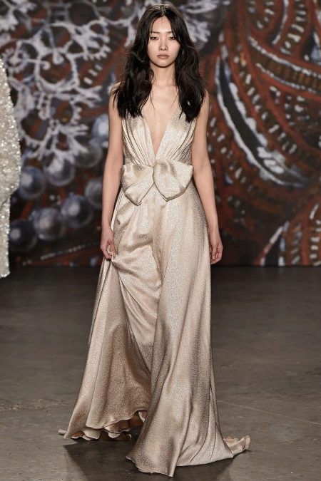 Robe grecque avec un noeud sous la poitrine