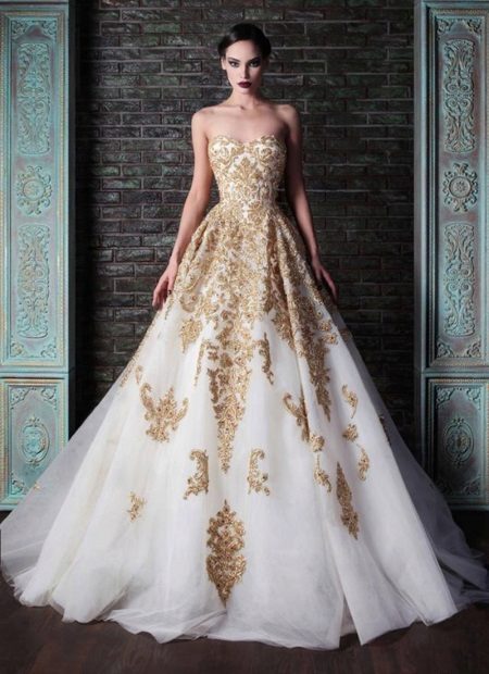 Moelleux longue robe blanche avec de la dentelle