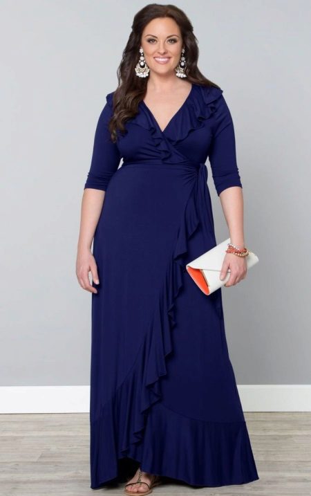 Accessoires et bijoux (boucles d'oreilles et sac à enveloppes) pour une robe longue pour les complets
