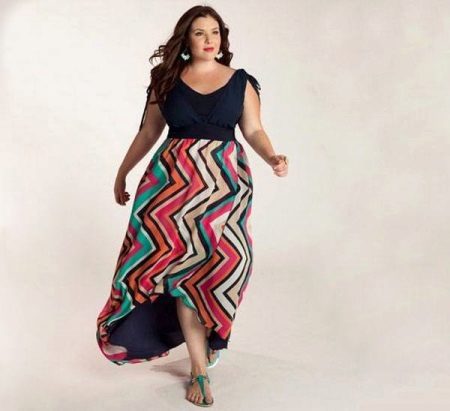 Le style et le matériau corrects pour une robe longue pour une fille à part entière