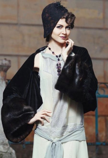 Gatsby Robe grise avec chapeau noir et boa