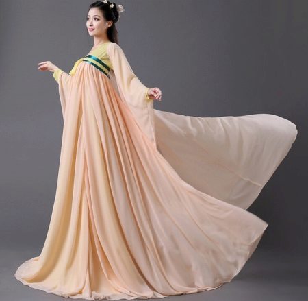 Robe de mariée magnifique à l'est