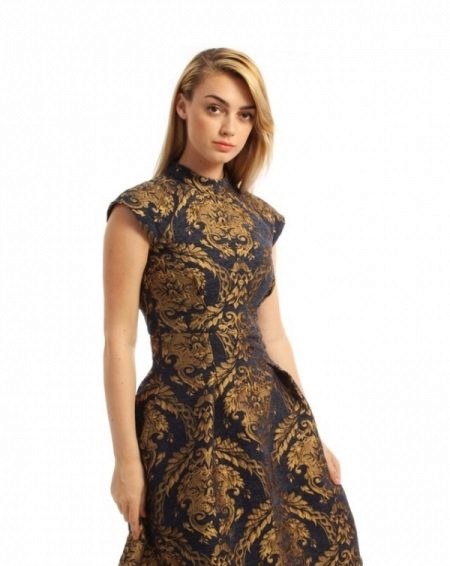 Robe de style oriental avec un imprimé doré