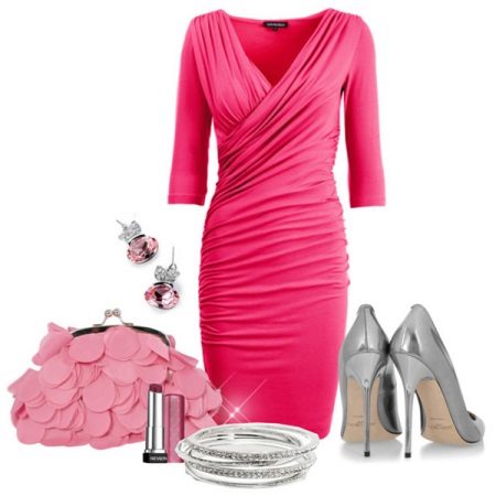 Chaussures d'argent sous une robe rose